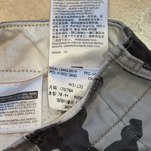 Men’s Levi’s camouflaged cargo pants - Picture 4 of 7